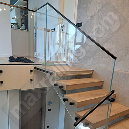 Стъклен парапет по стълби с дистанционер